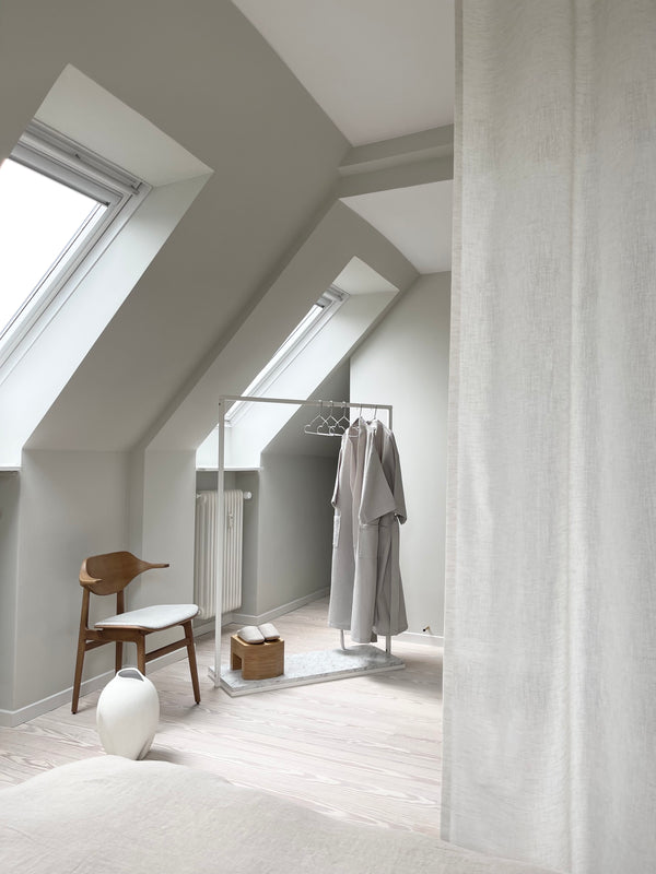 Minimalistiskt sovrum med Frame Collection
