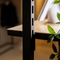 Frame Walk-In förvaringssystem med 3 sektioner och byrå - (2 stänger / 1 stång + 1 byrå / 2  stänger)